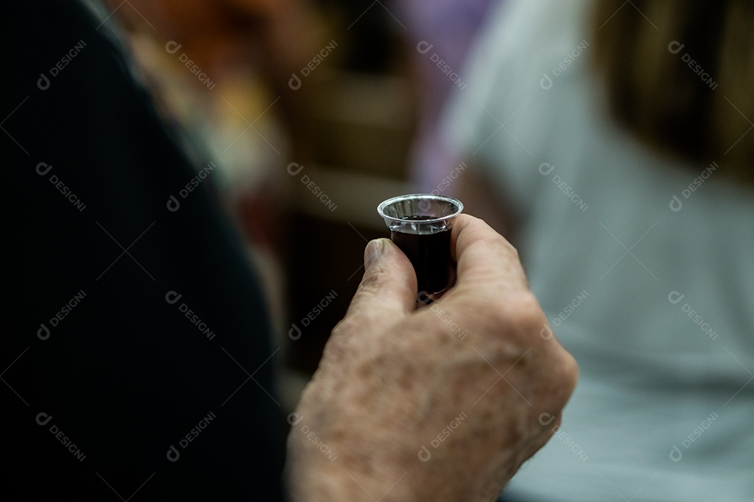 Homem idoso segunda copo com ceia em igreja