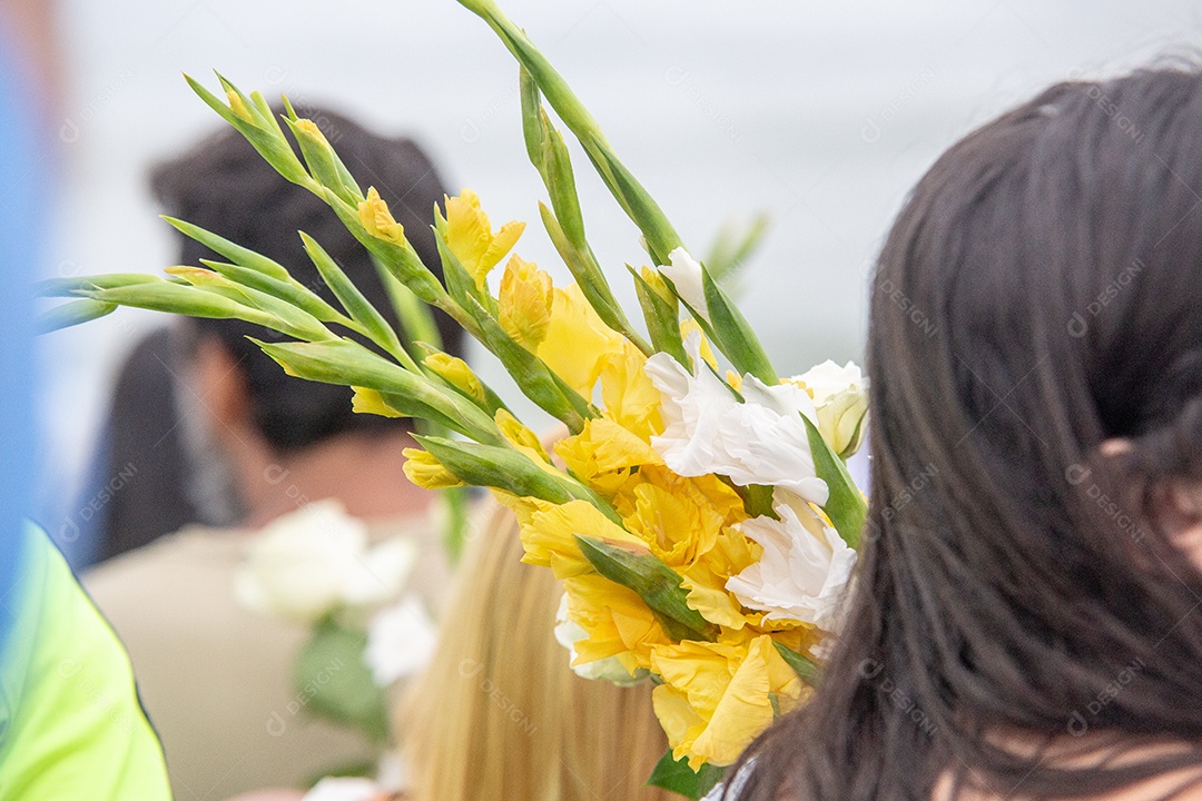 Flores em homenagem a Iemanjá, durante festa na praia de Copacabana.