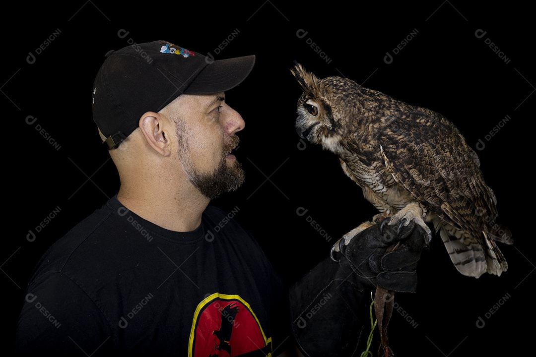 Homens jovens segurando sua aves de estimação