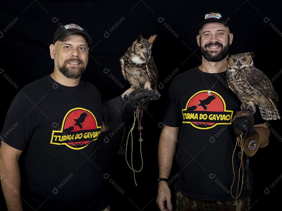 Homens jovens segurando sua aves de estimação