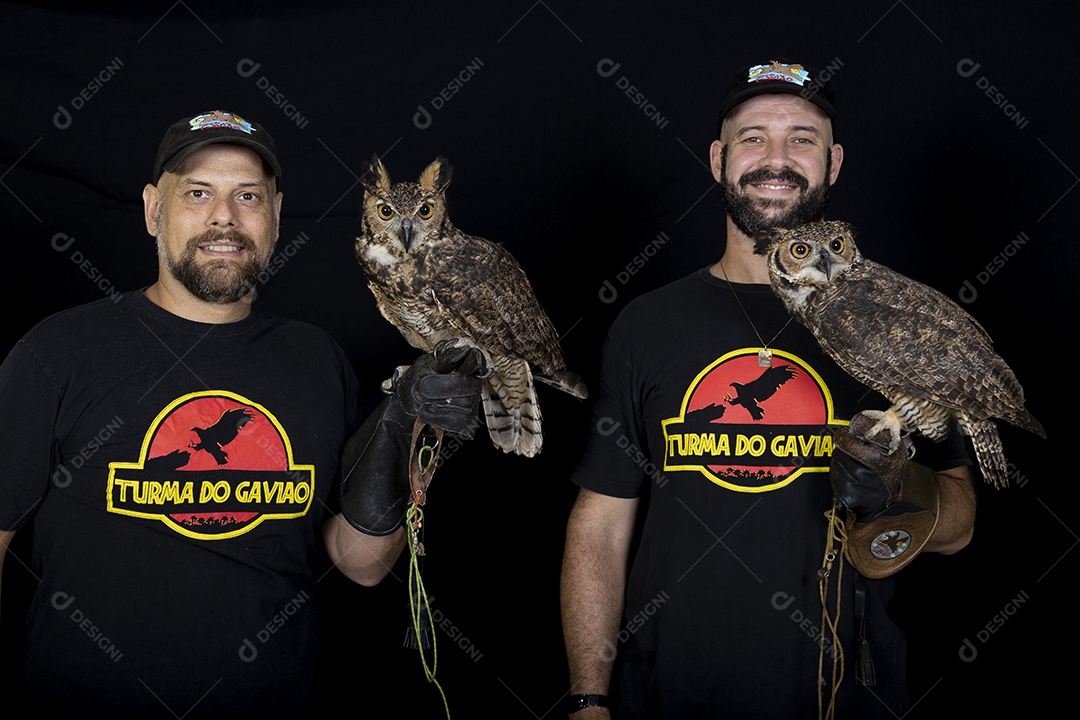 Homens jovens segurando sua aves de estimação