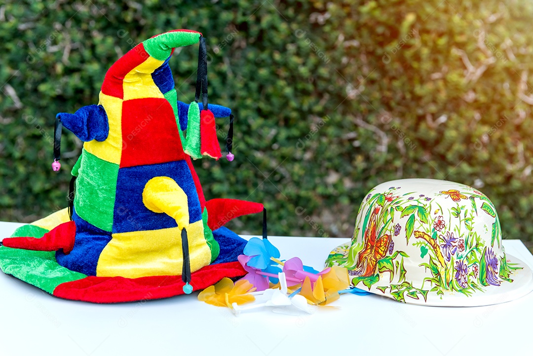 Artigos brasileiros do carnaval, parede colorida e verde no background