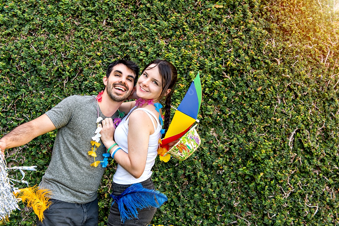 Casal feliz em uma festa de carnaval brasileira