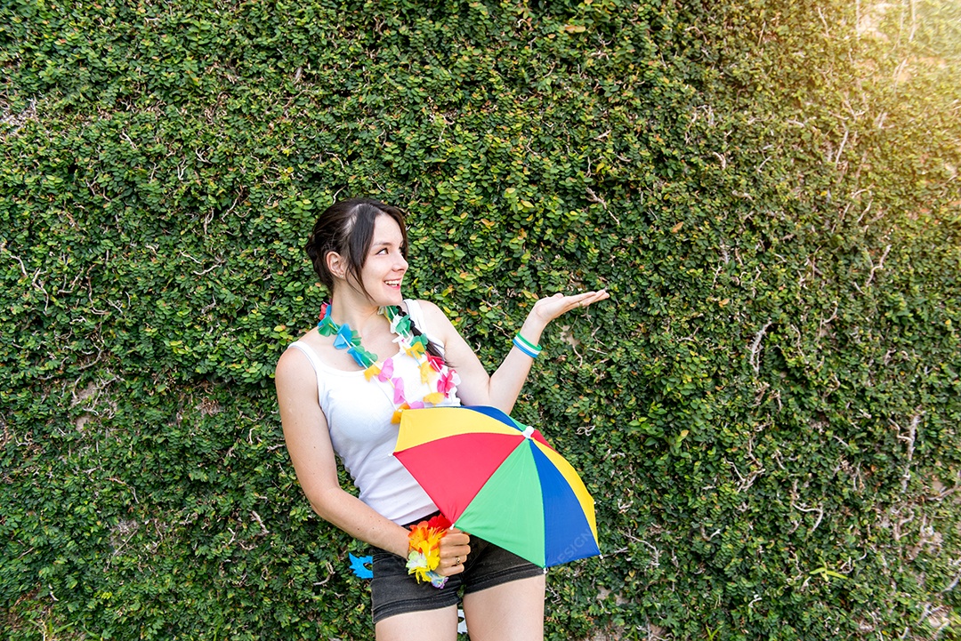 Garota feliz na festa de carnaval brasileira
