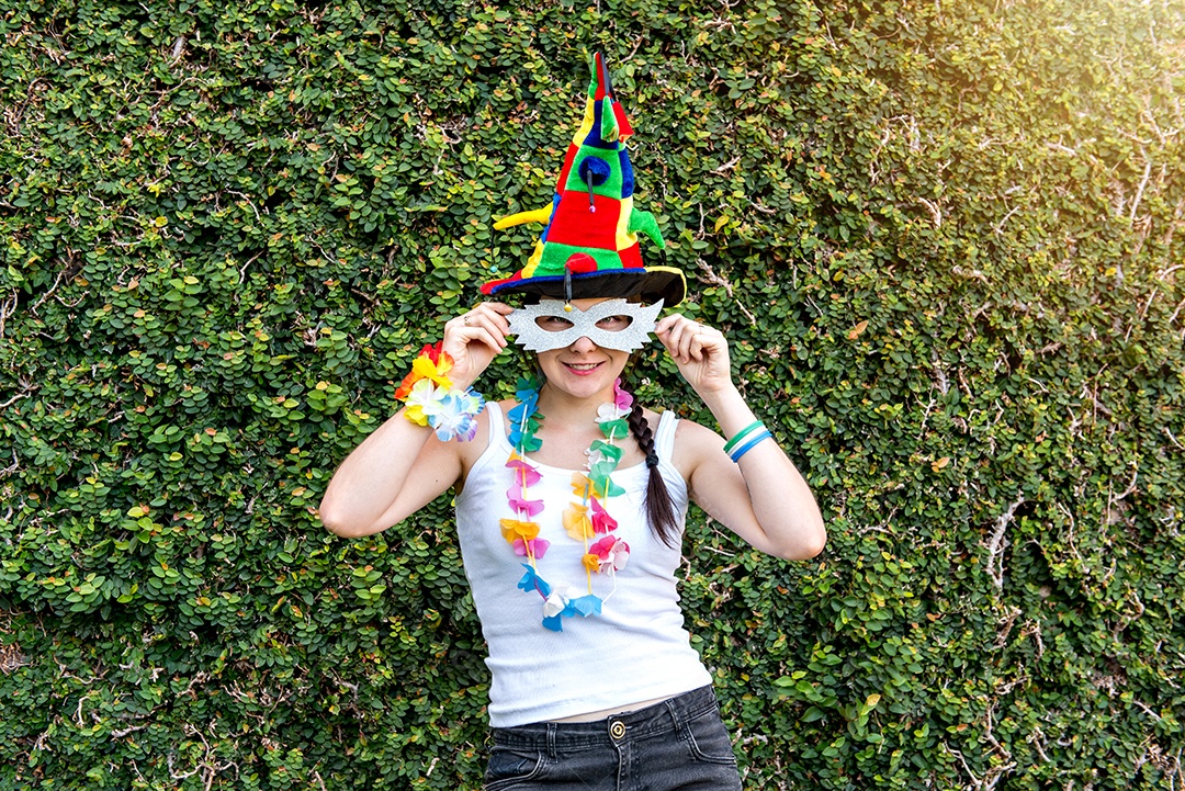 Menina segurando um gato branco na festa do jardim de carnaval brasileiro