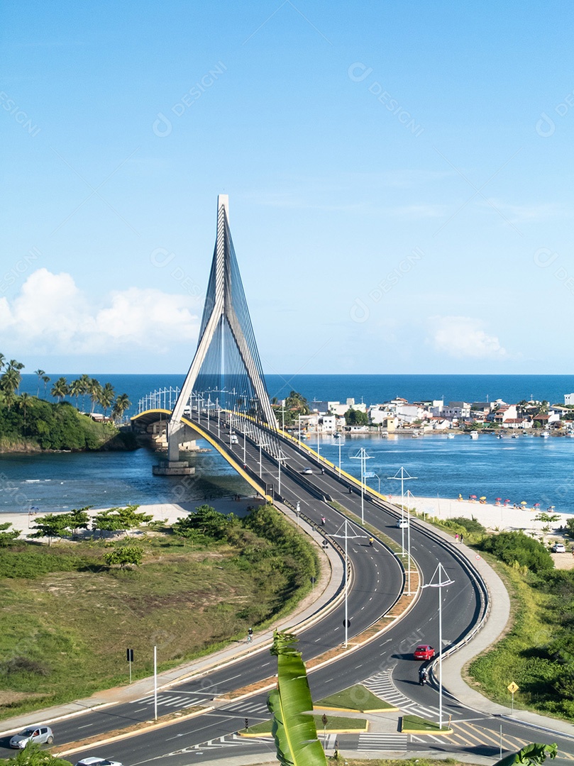 Linda vista com a ponte estaiada Jorge Amado em Ilhéus, Bahia, Brasil.