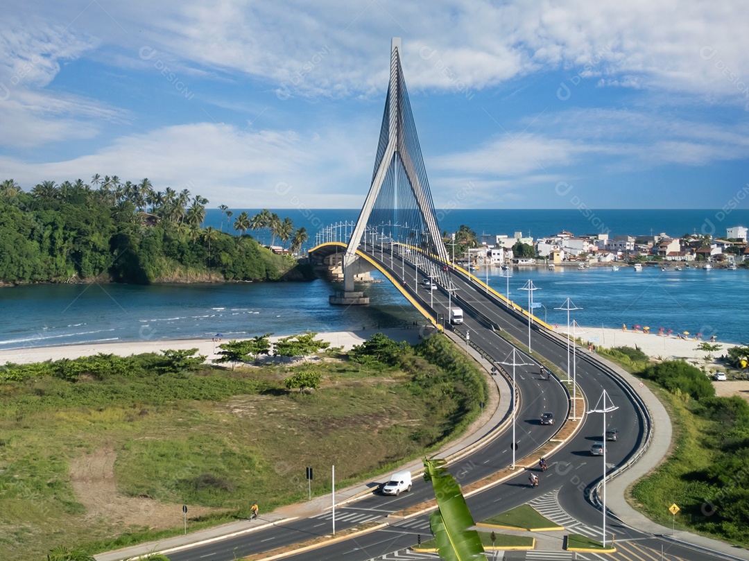Linda vista com a ponte estaiada Jorge Amado em Ilhéus, Bahia, Brasil.