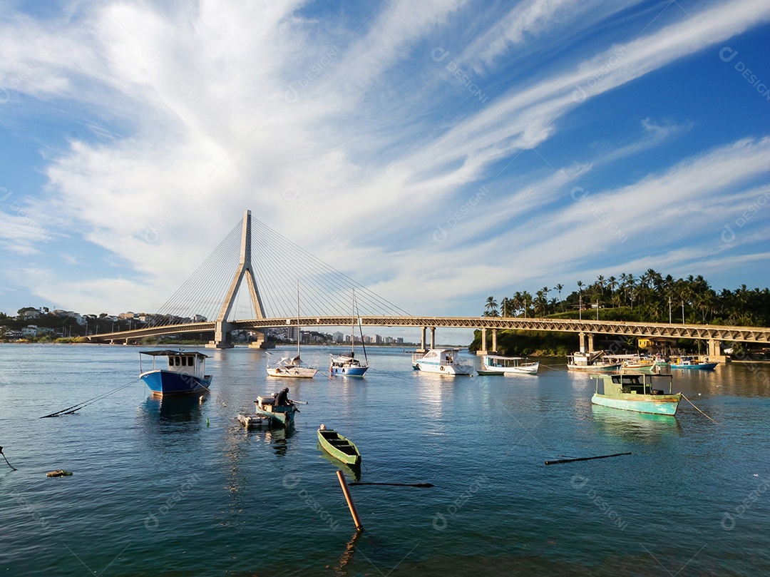Pôr do sol com a ponte estaiada Jorge Amado ao fundo em Ilhéus, Bahia, Brasil.