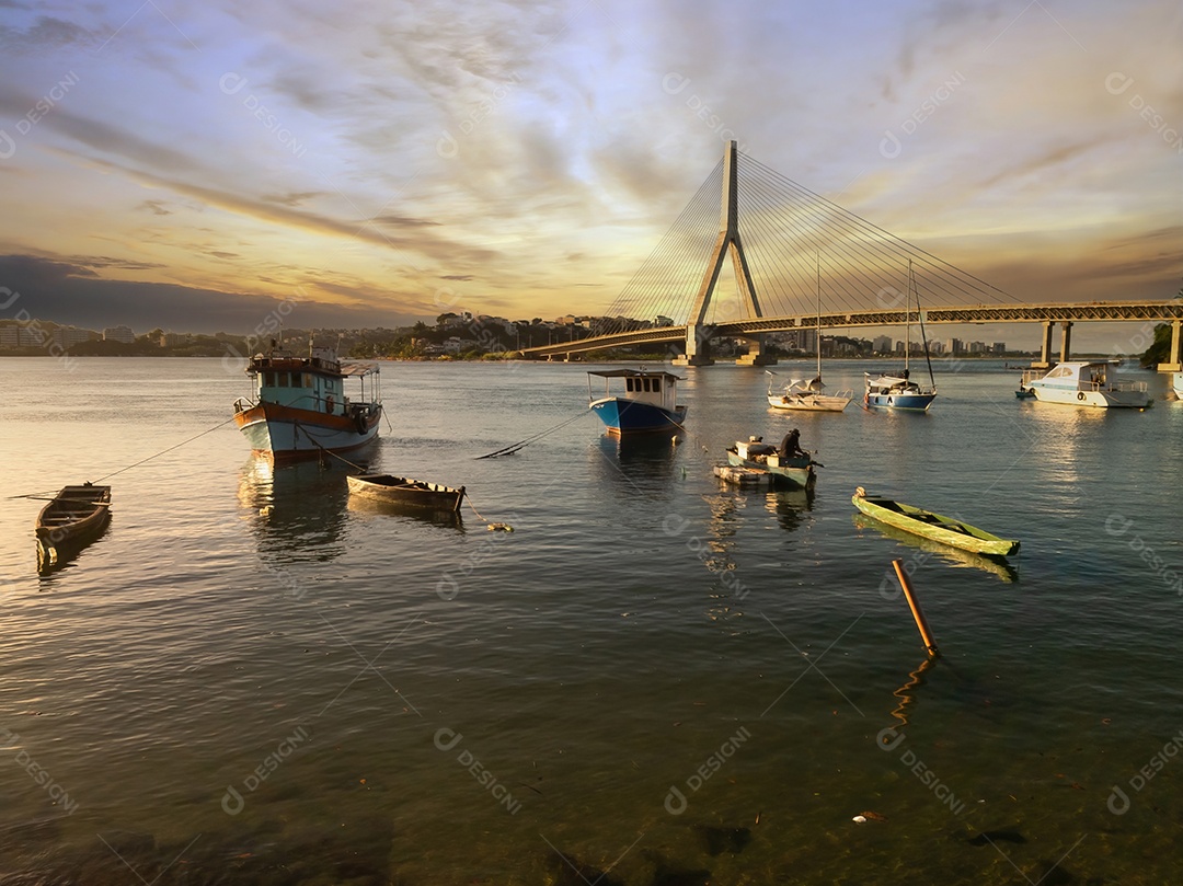 Pôr do sol com a ponte estaiada Jorge Amado ao fundo em Ilhéus, Bahia, Brasil.