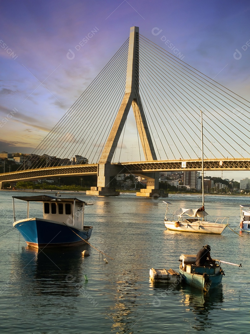 Pôr do sol com a ponte estaiada Jorge Amado ao fundo em Ilhéus, Bahia, Brasil.