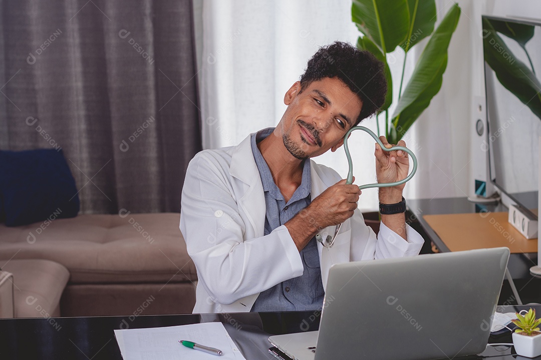 Jovem fazendo home office durante o dia na mesa com laptop, tablet e celular