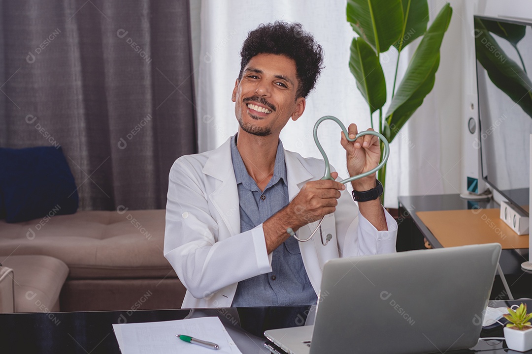 Médico Negro Brasileiro ou Veterinário Trabalhando em Casa.