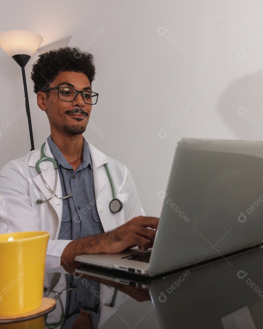 Médico Negro Brasileiro ou Veterinário Trabalhando em Casa.