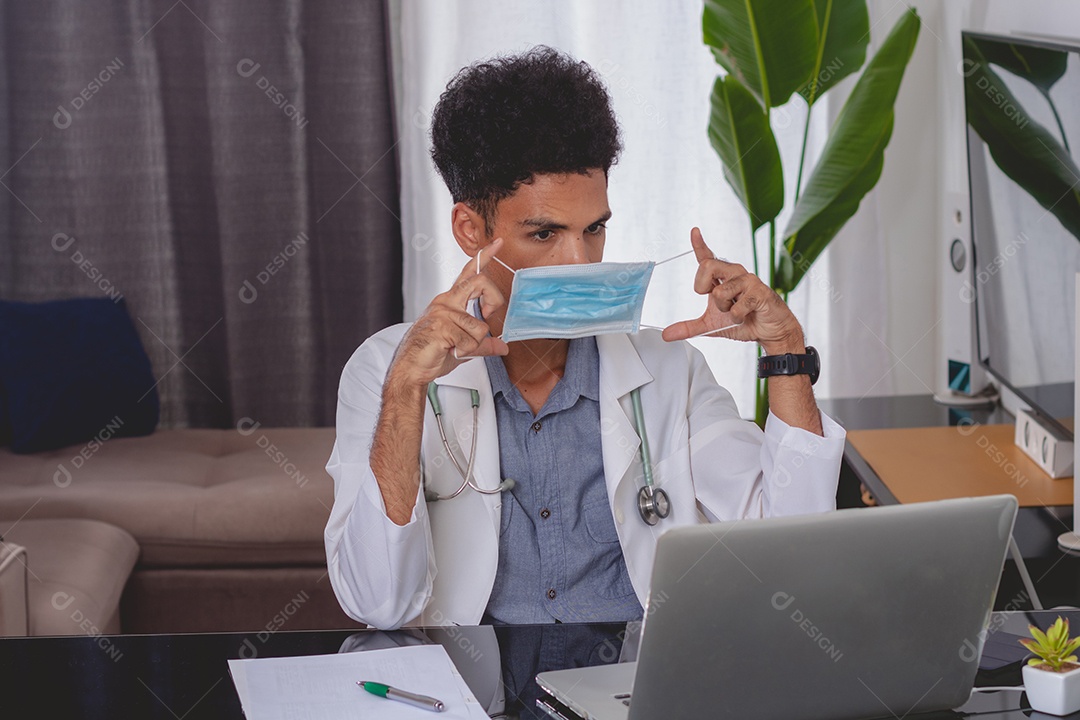 Médico Negro Brasileiro ou Veterinário Trabalhando em Casa.