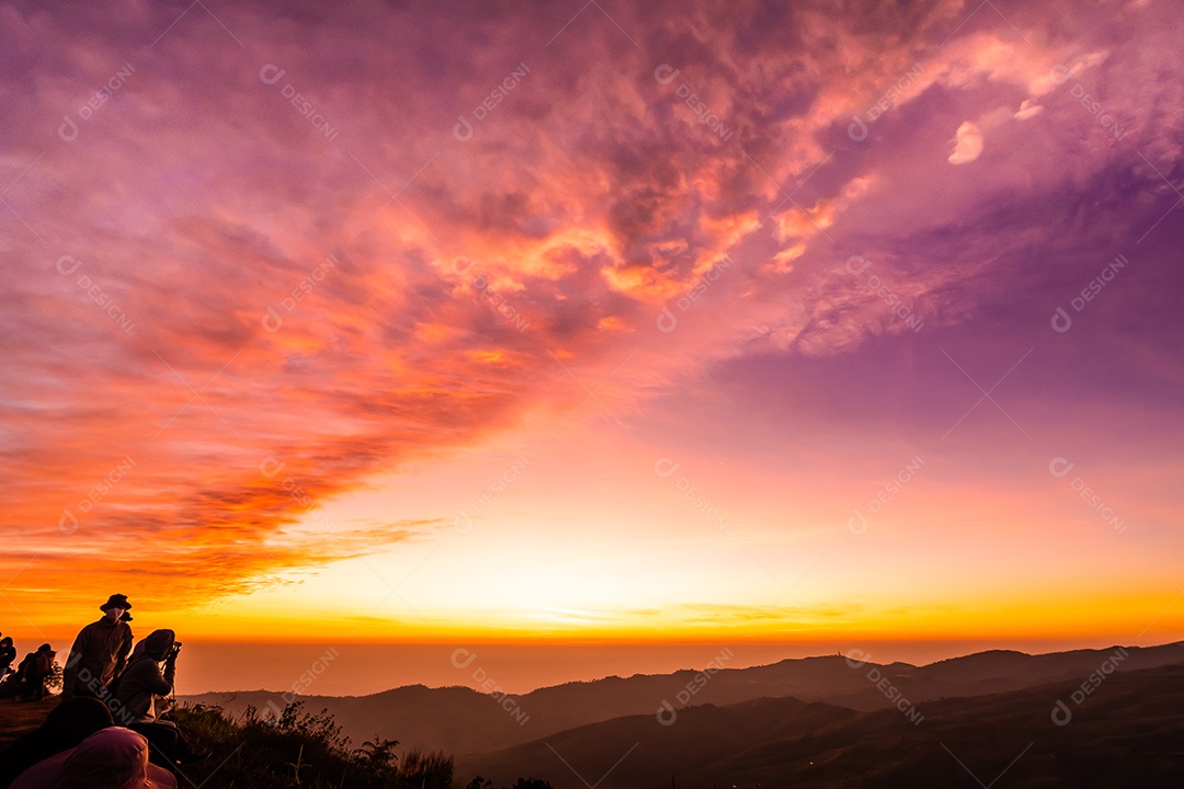 Paisagem do céu durante o nascer do sol crepuscular