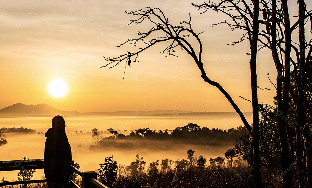 O sol sobre as montanhas e vastas pastagensTailândia