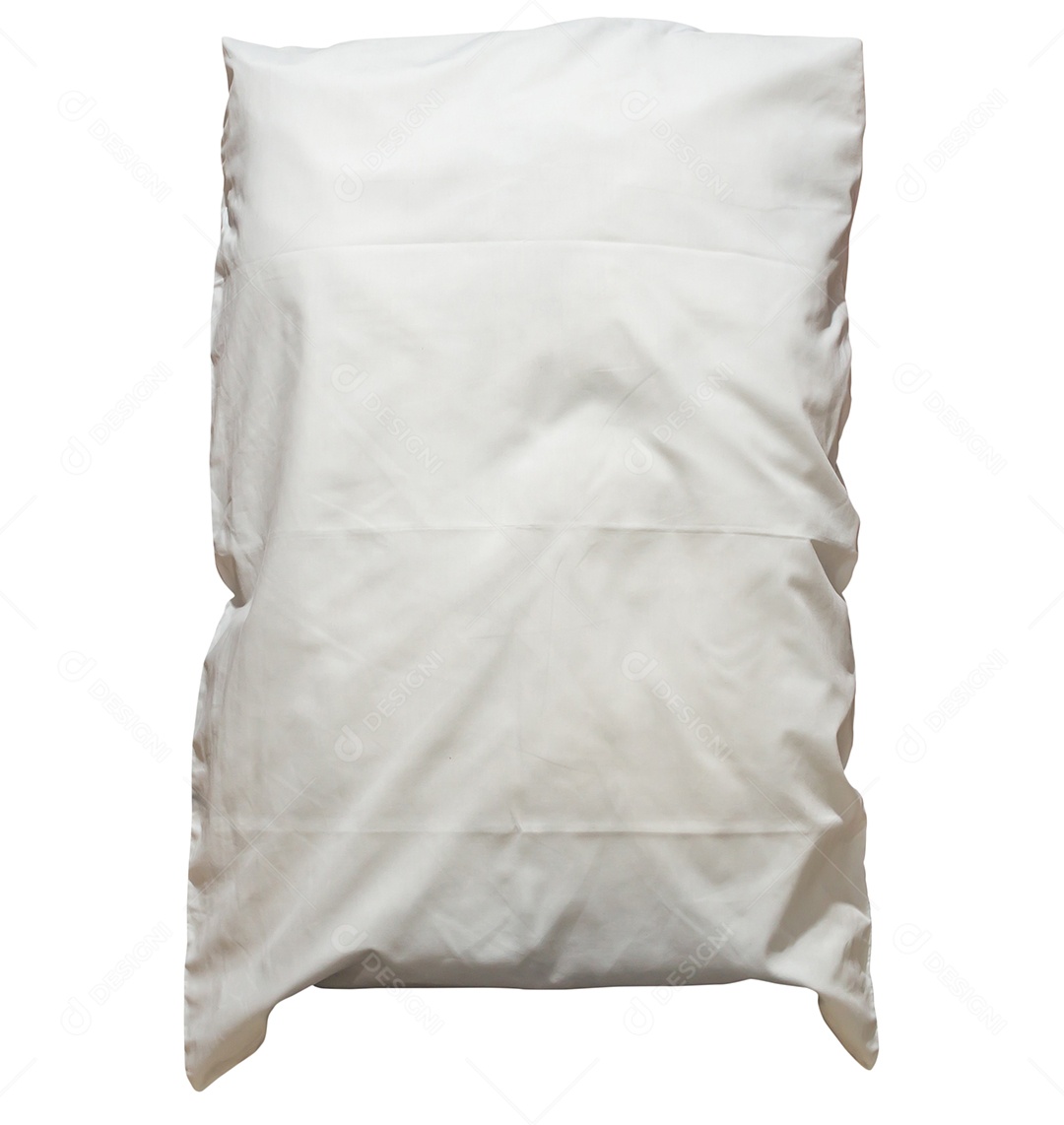 Travesseiro branco amassado com capa após uso do hóspede no hotel ou quarto de resort é isolado em fundo branco com traçado de recorte.