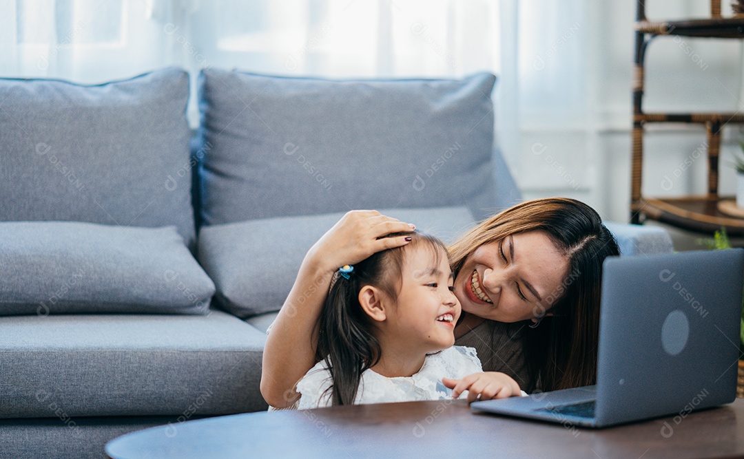 Família feliz Mãe e filha assistindo entretenimento de vídeo com tecnologia de computador