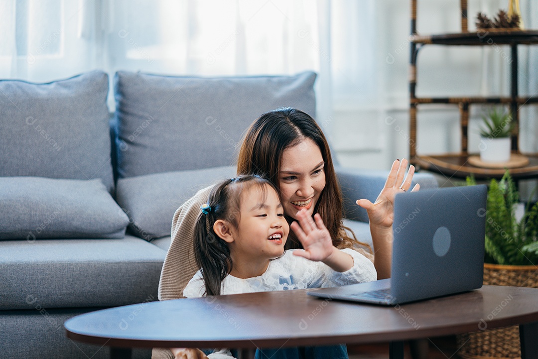 Família feliz Mãe e filha assistindo entretenimento de vídeo com tecnologia de computador