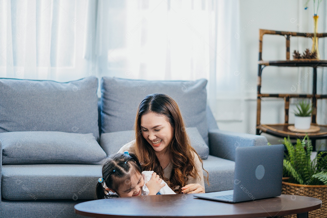 Família feliz Mãe e filha assistindo entretenimento de vídeo com tecnologia de computador