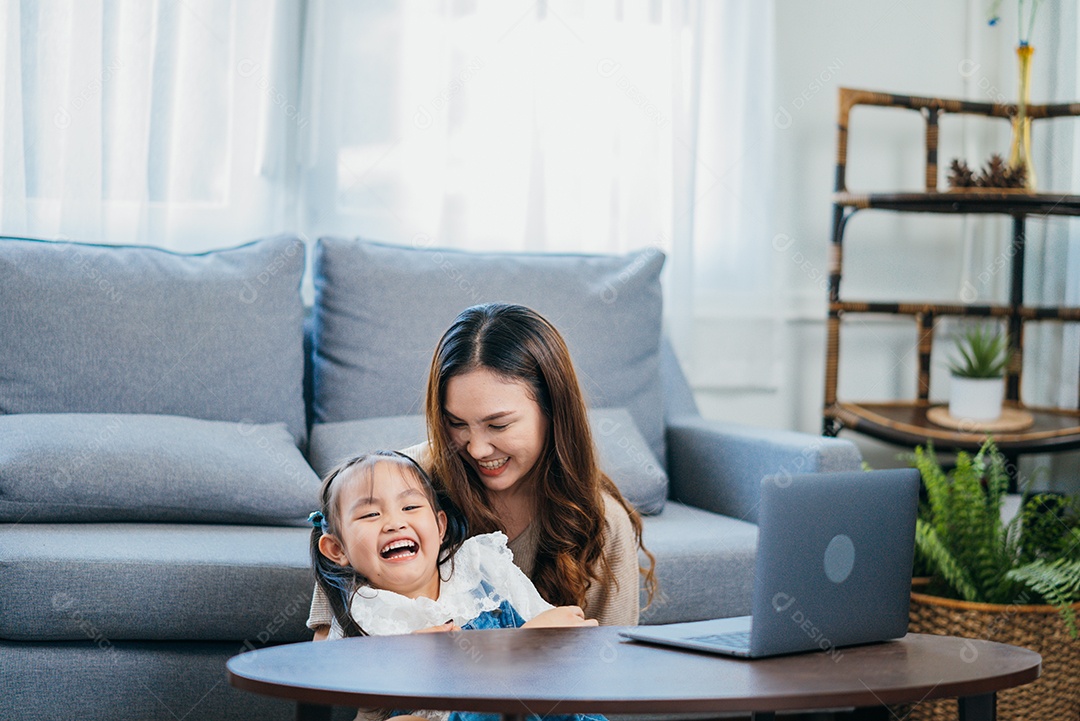 Família feliz Mãe e filha assistindo entretenimento de vídeo com tecnologia de computador