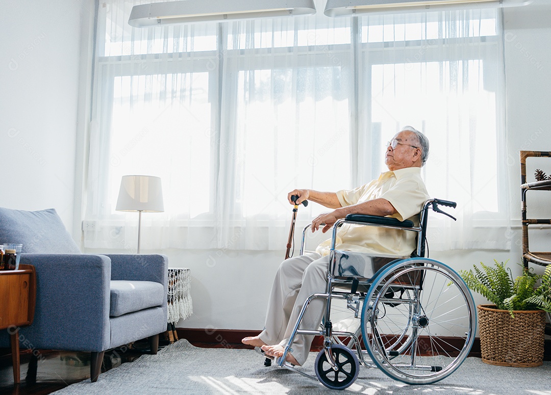 Velho sênior asiático com cadeira de rodas andando com bastão de bengala em casa de repouso