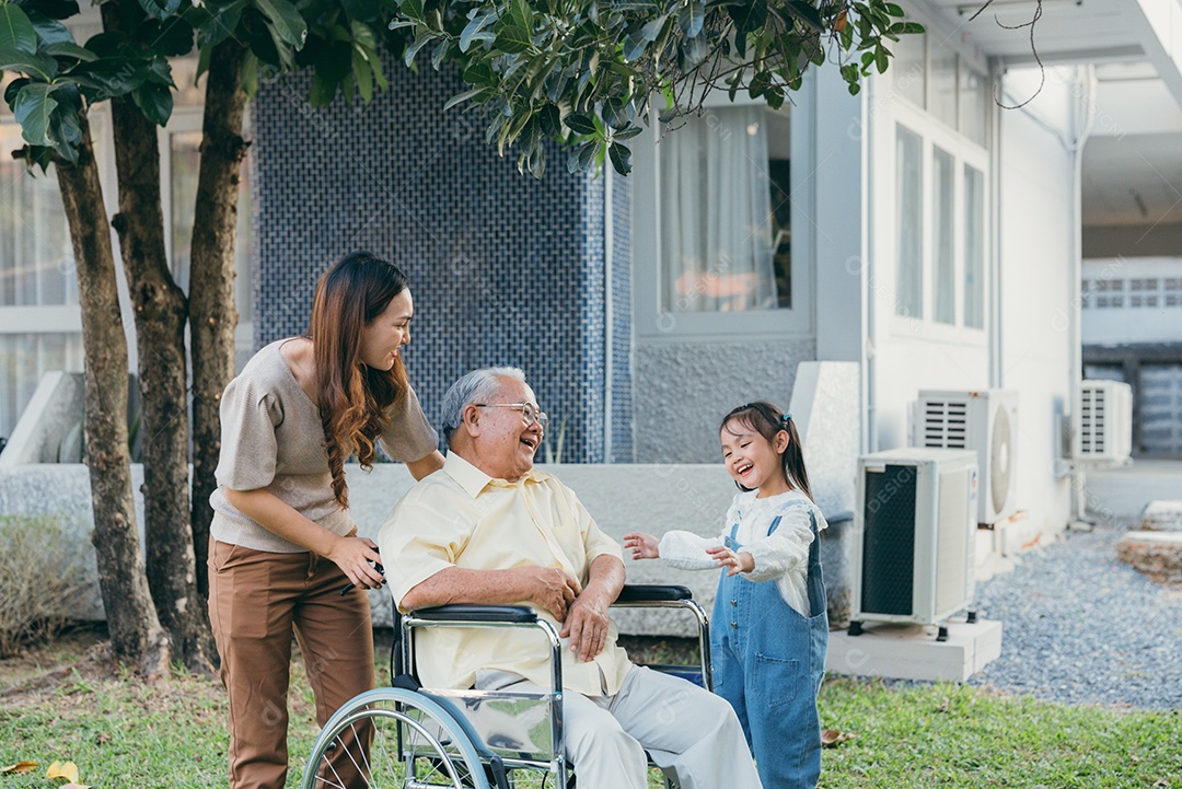 Vovô sênior deficiente em cadeira de rodas com neto e mãe no parque