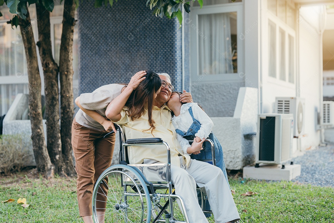 Vovô sênior deficiente em cadeira de rodas com neto e mãe no parque