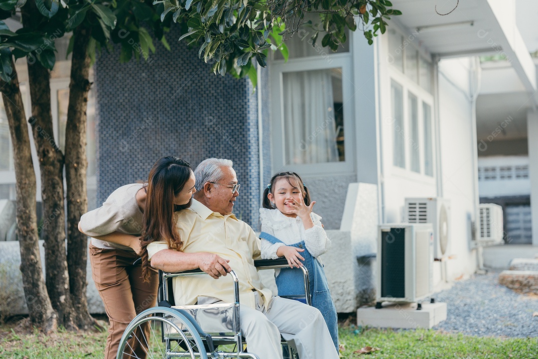 Vovô sênior deficiente em cadeira de rodas com neto e mãe no parque