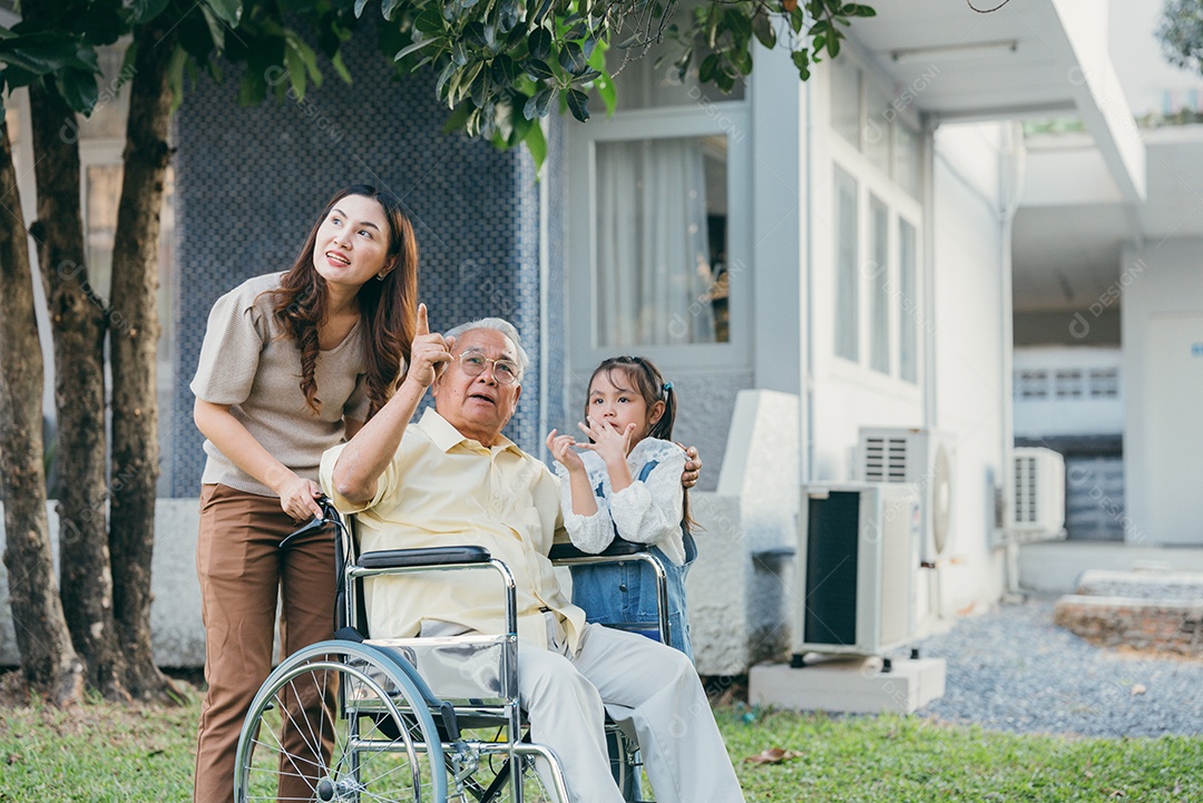 Vovô sênior deficiente em cadeira de rodas com neto e mãe no parque