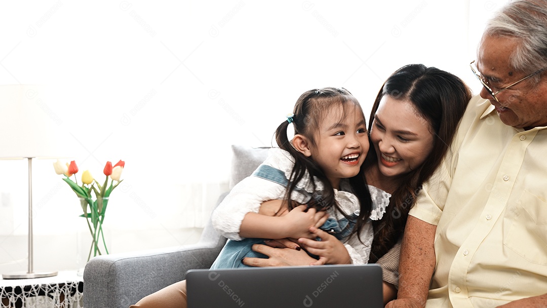 Família feliz Selfie de várias gerações com o uso de smartphone no sofá na sala de estar