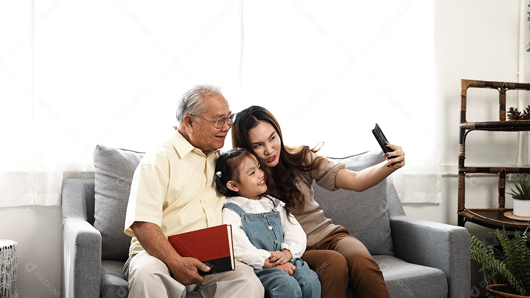 Família feliz Selfie de várias gerações com o uso de smartphone no sofá na sala de estar