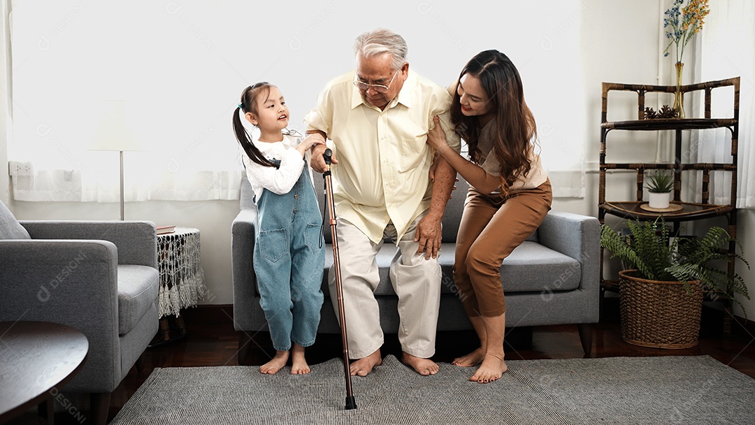 Família asiática, filha e neta cuidam do apoio do avô maduro sênior