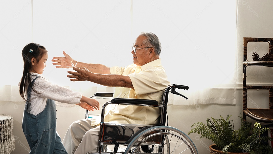 Velho sênior asiático abraçando neta como visitante em casa