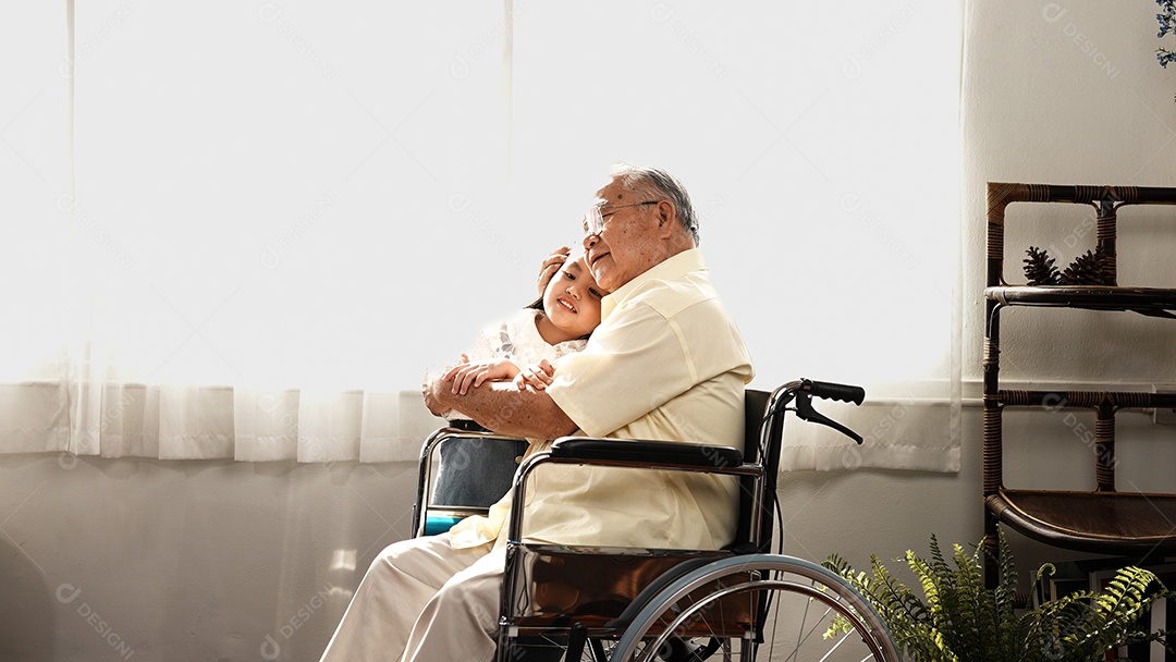 Velho sênior asiático abraçando neta como visitante em casa