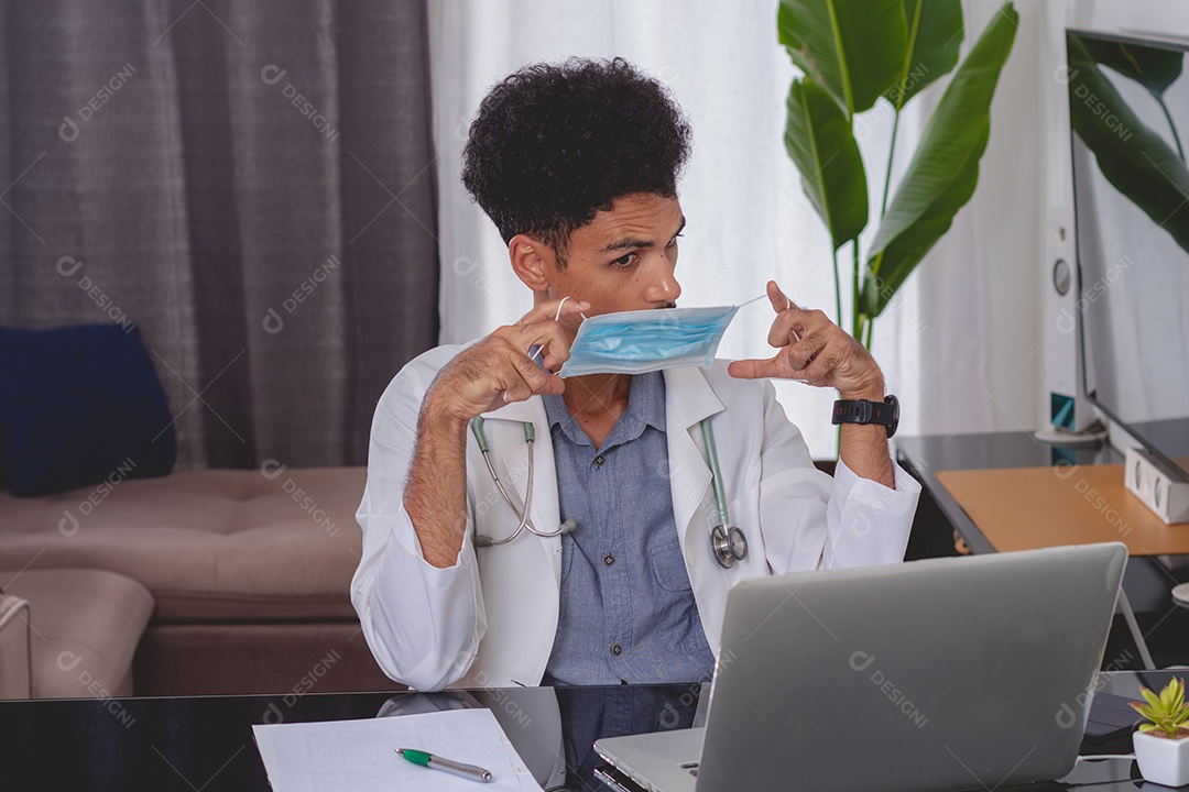 Médico Negro Brasileiro ou Veterinário Trabalhando em Casa.