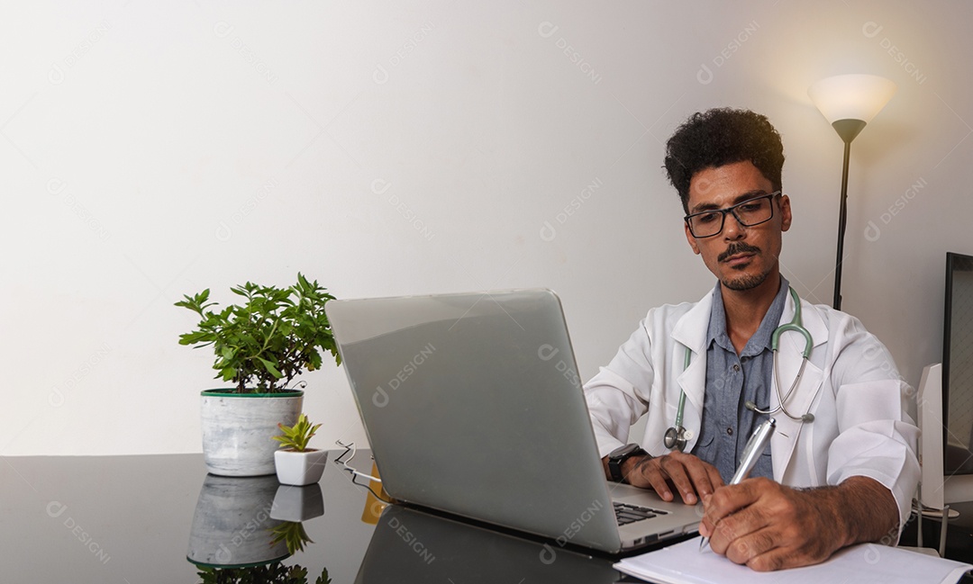 Médico Negro Brasileiro ou Veterinário Trabalhando em Casa.