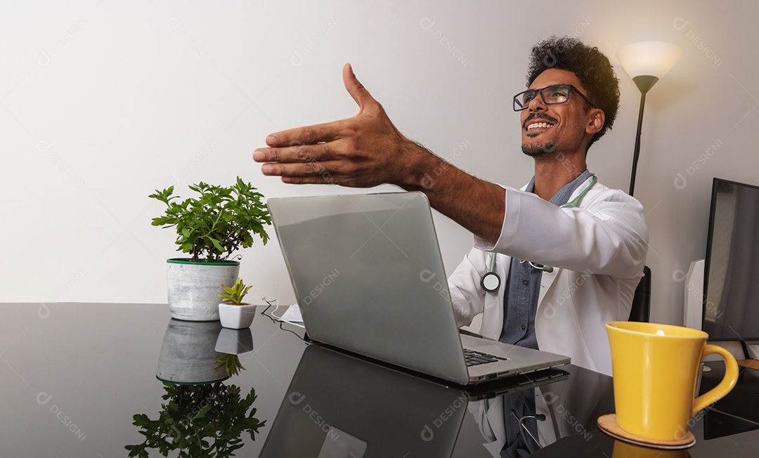 Médico Negro Brasileiro ou Veterinário Trabalhando em Casa.
