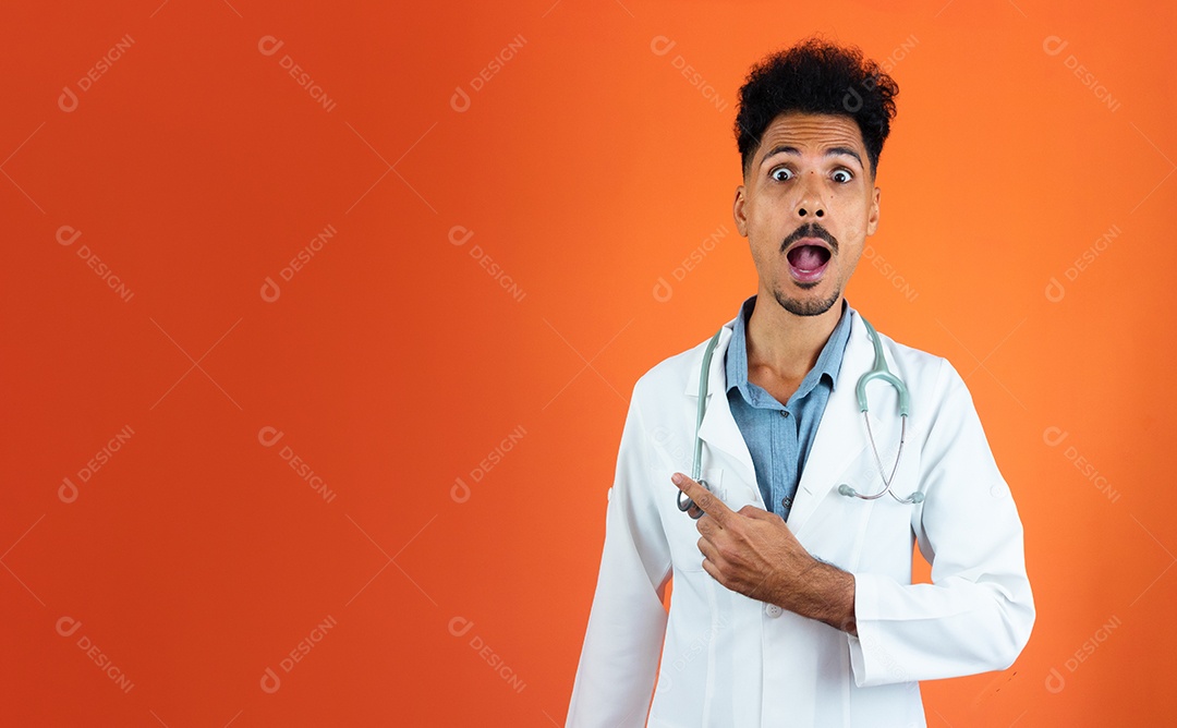 Médico Negro Brasileiro ou Veterinário Trabalhando em Casa.