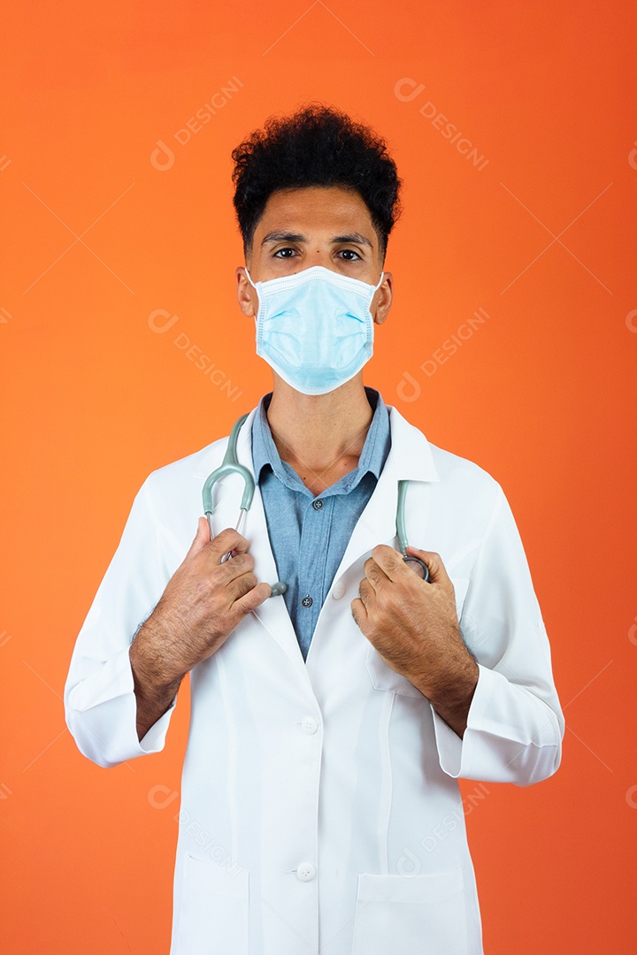 Médico Negro Brasileiro ou Veterinário Trabalhando em Casa.