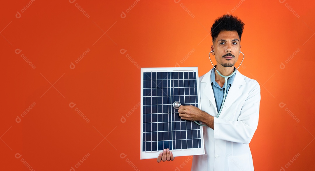 Médico jovem negro ou veterinário com estetoscópio segurando painel solar isolado em laranja