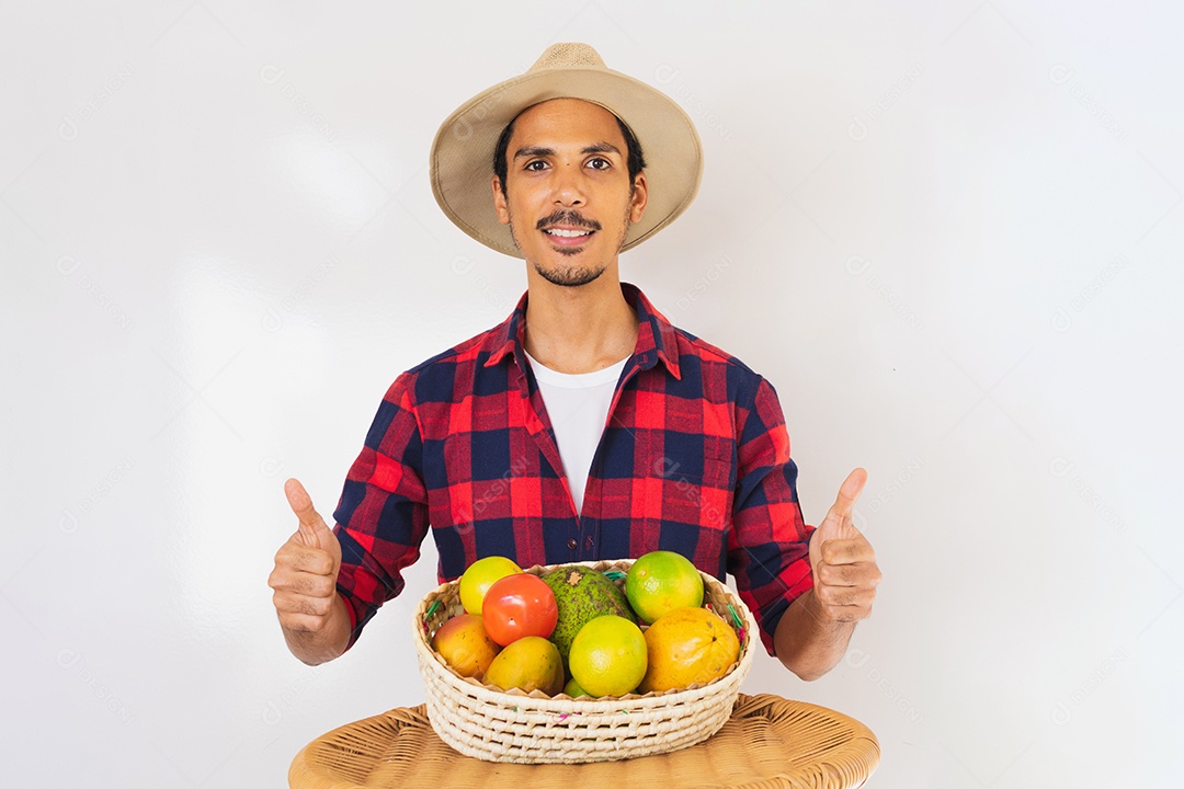 Homem jovem agricultor usando chapéu de palha sobre fundo isolado