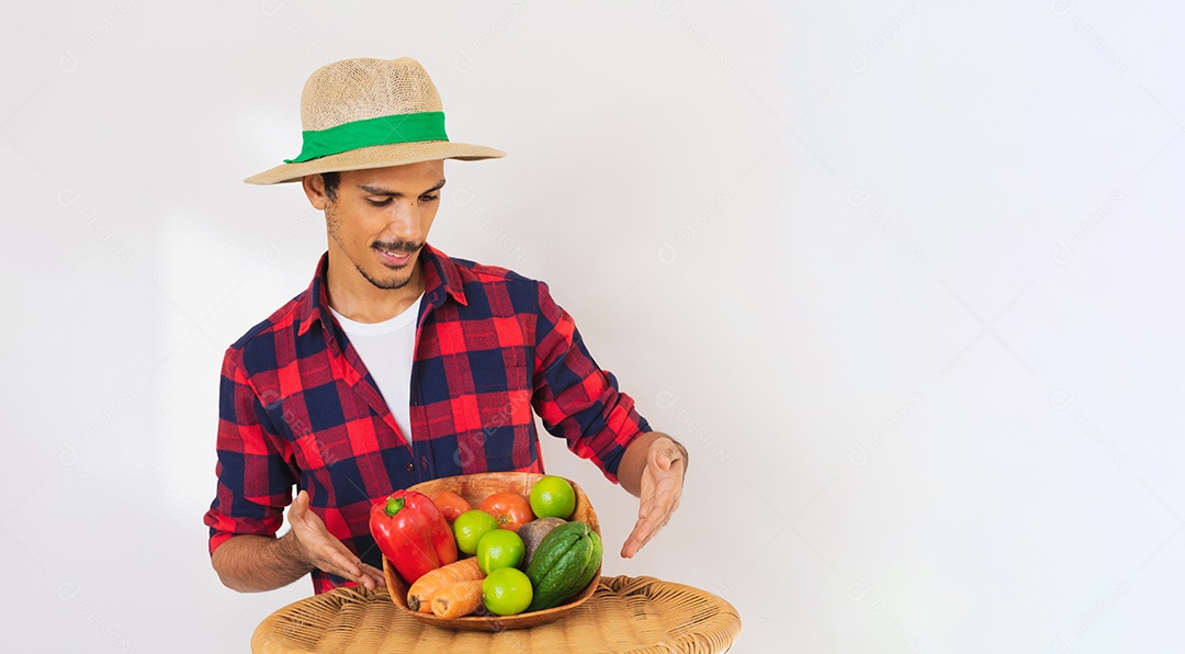 Homem jovem agricultor usando chapéu de palha sobre fundo isolado