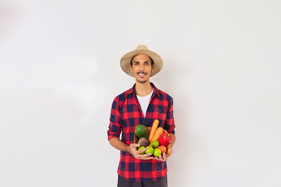 Homem jovem agricultor usando chapéu de palha sobre fundo isolado