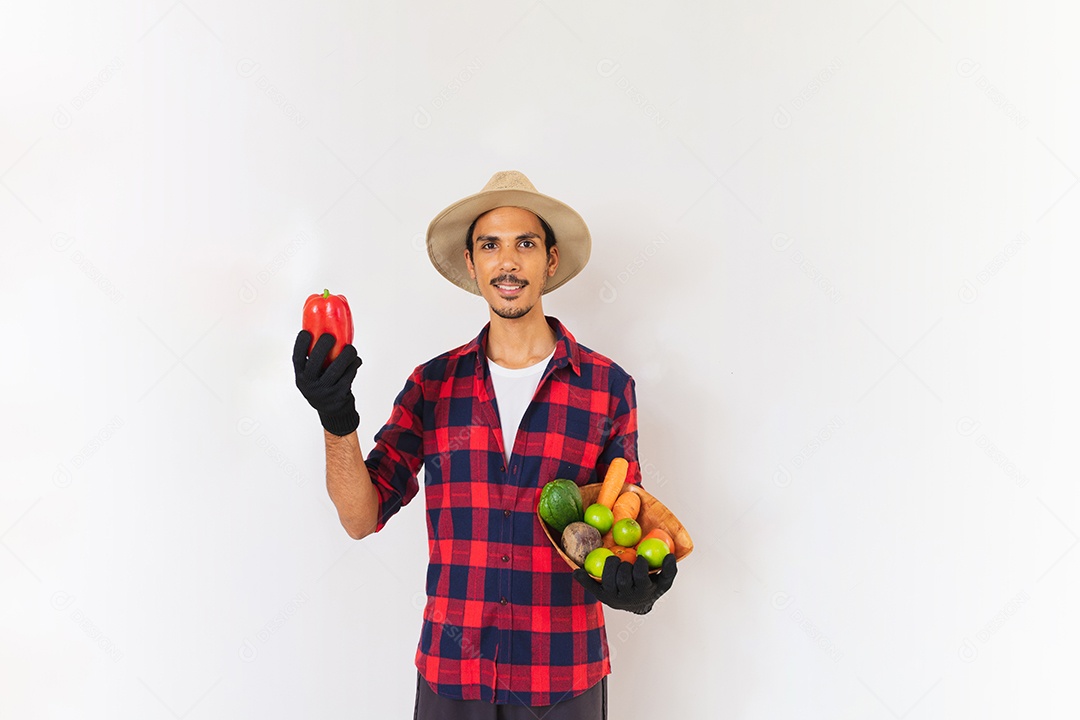 Homem jovem agricultor usando chapéu de palha sobre fundo isolado