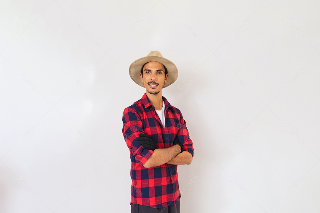 Homem jovem agricultor usando chapéu de palha sobre fundo isolado