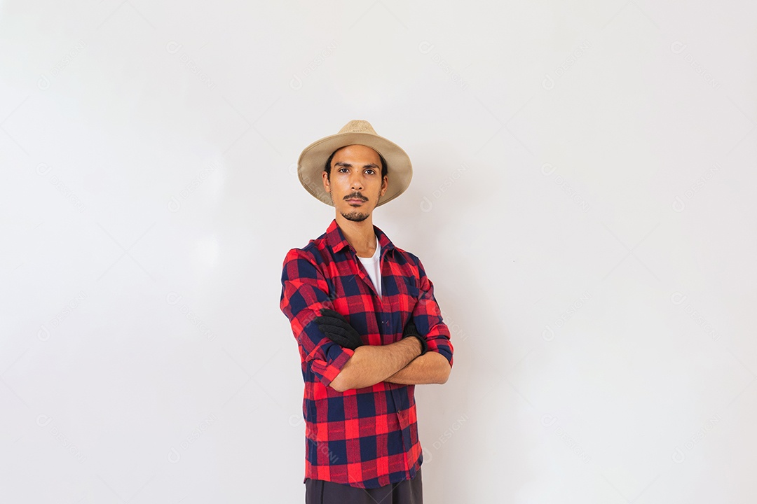 Homem jovem agricultor usando chapéu de palha sobre fundo isolado