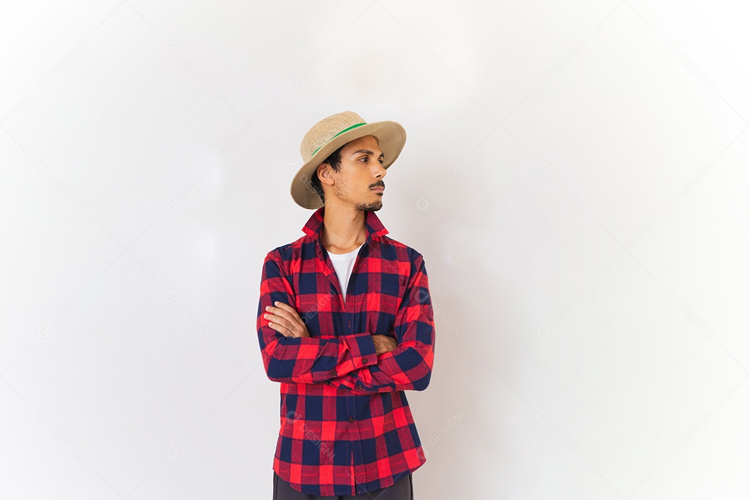 Homem jovem agricultor usando chapéu de palha sobre fundo isolado