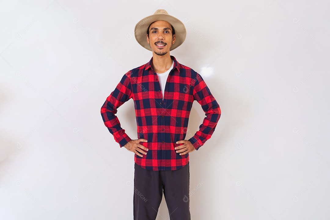 Homem jovem agricultor usando chapéu de palha sobre fundo isolado