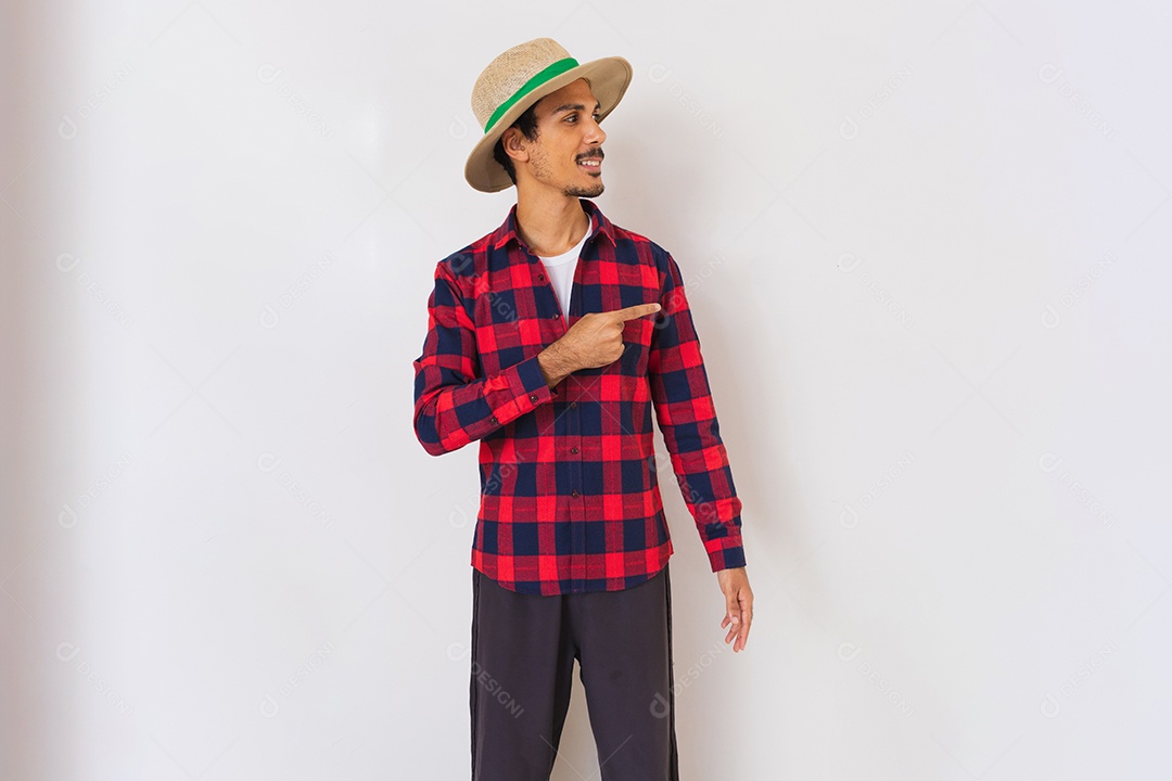 Homem jovem agricultor usando chapéu de palha sobre fundo isolado